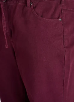 Farbige hoch taillierte Jeans mit Bindegürtel