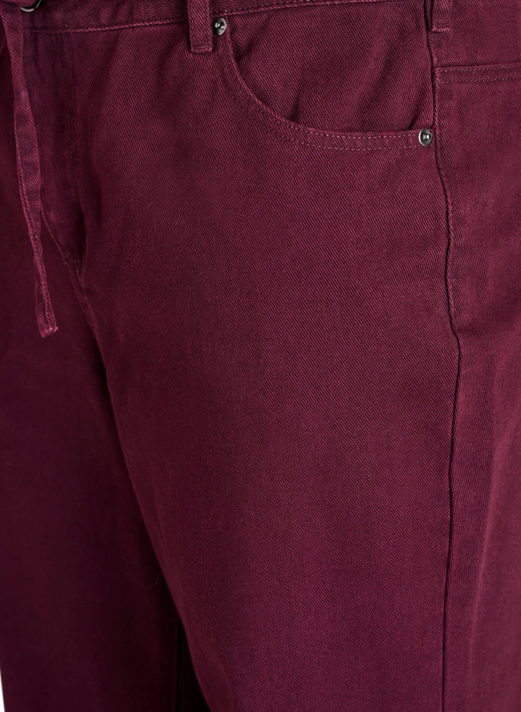 Farbige hoch taillierte Jeans mit Bindegürtel