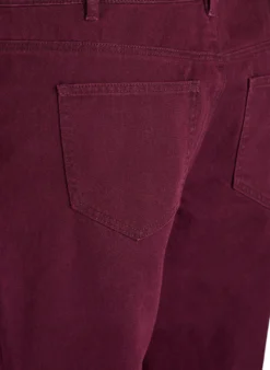 Farbige hoch taillierte Jeans mit Bindegürtel