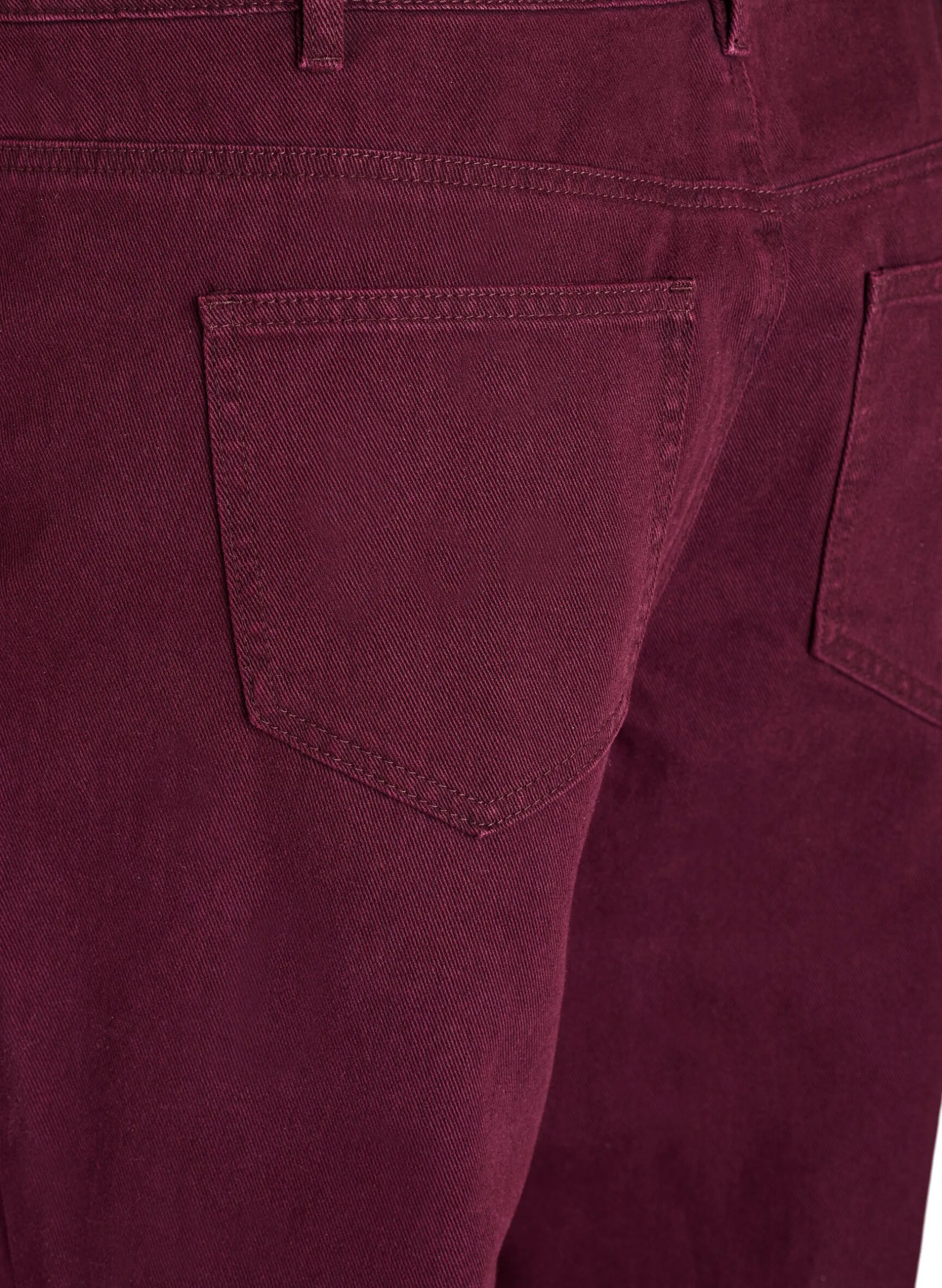 Farbige hoch taillierte Jeans mit Bindegürtel