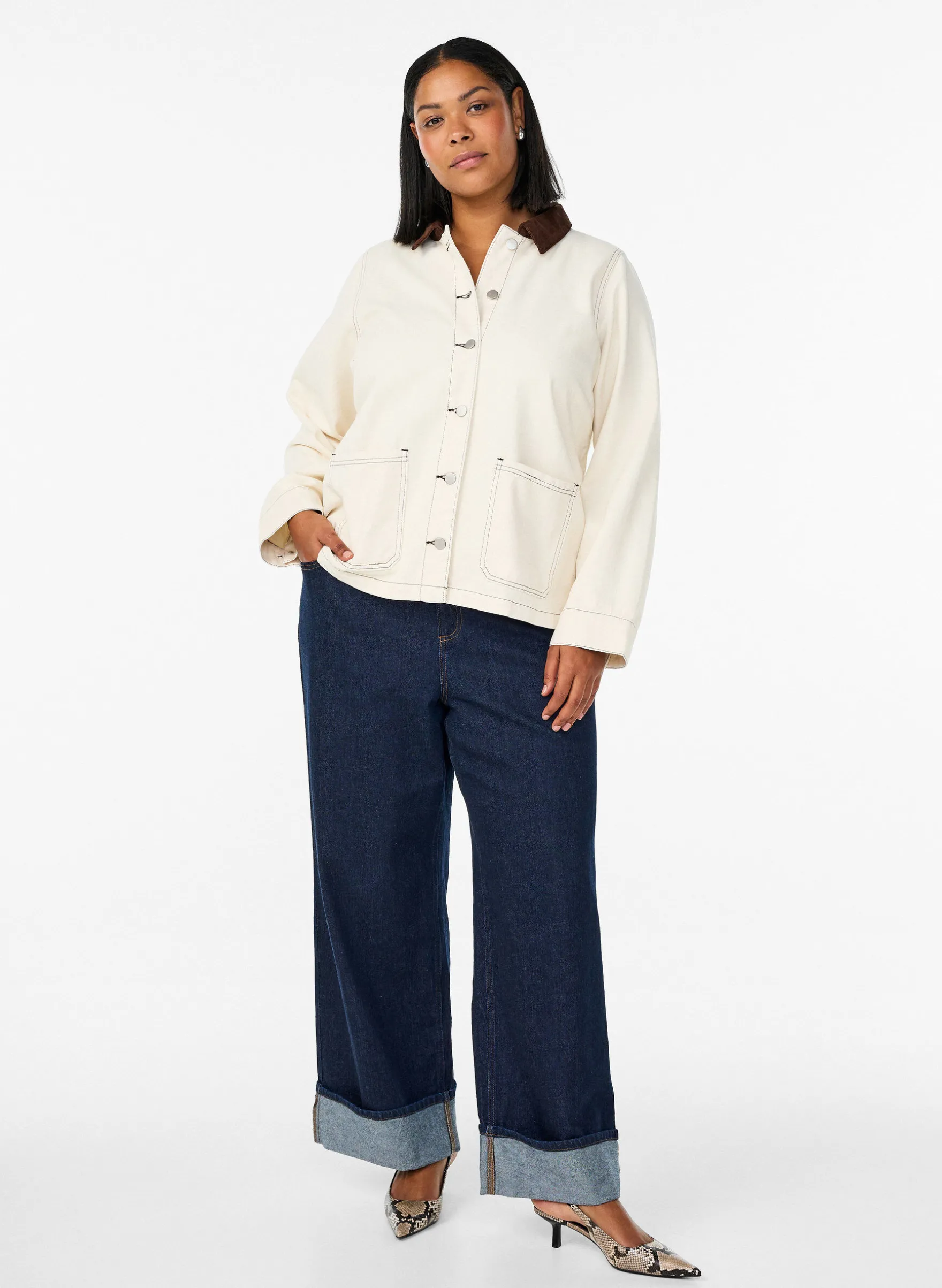 Farbige Jeansjacke mit Kontrastkragen