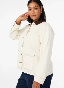 Farbige Jeansjacke mit Kontrastkragen
