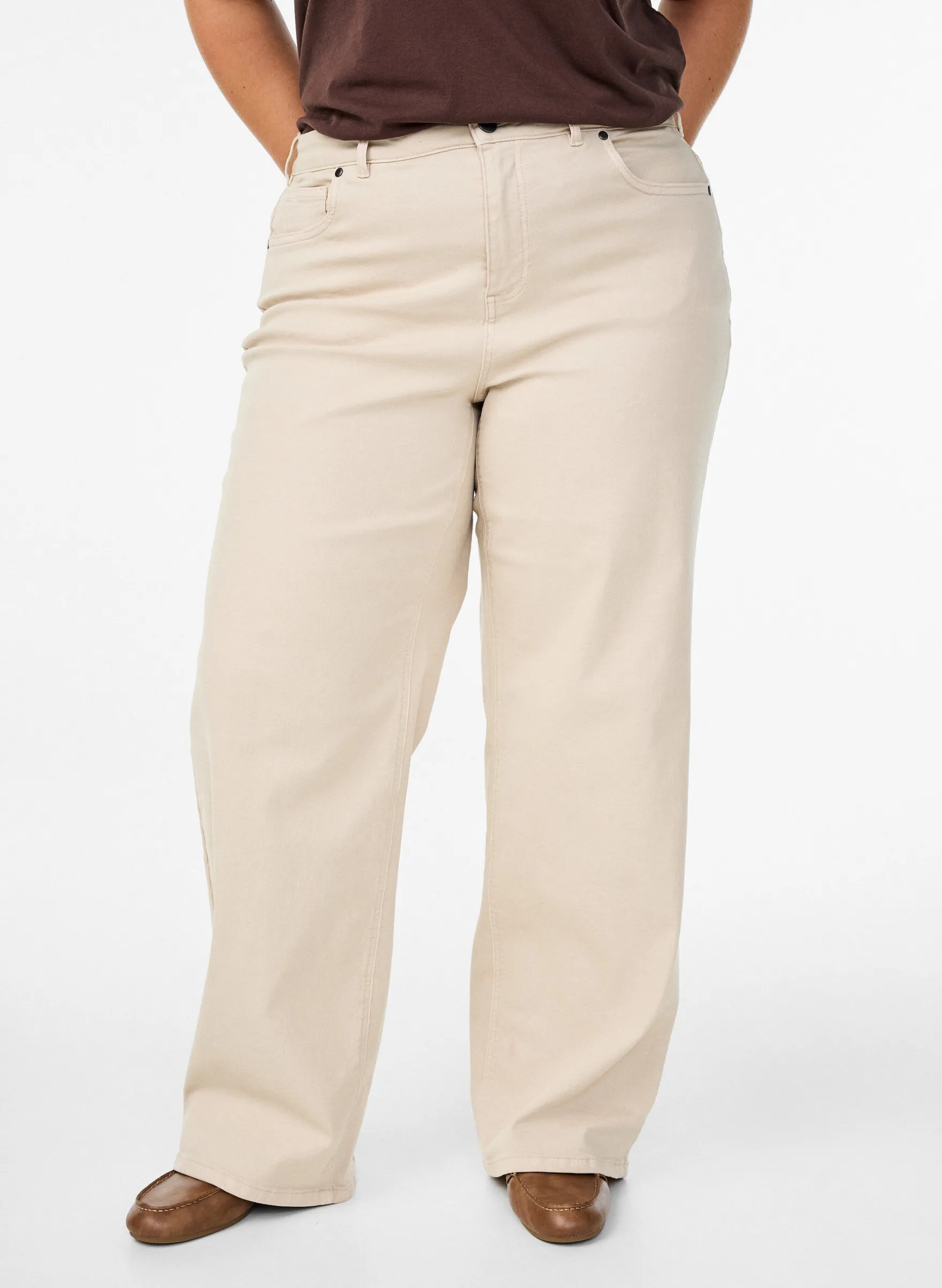 Farbige Myra Jeans mit weiter Passform und hoher Taille