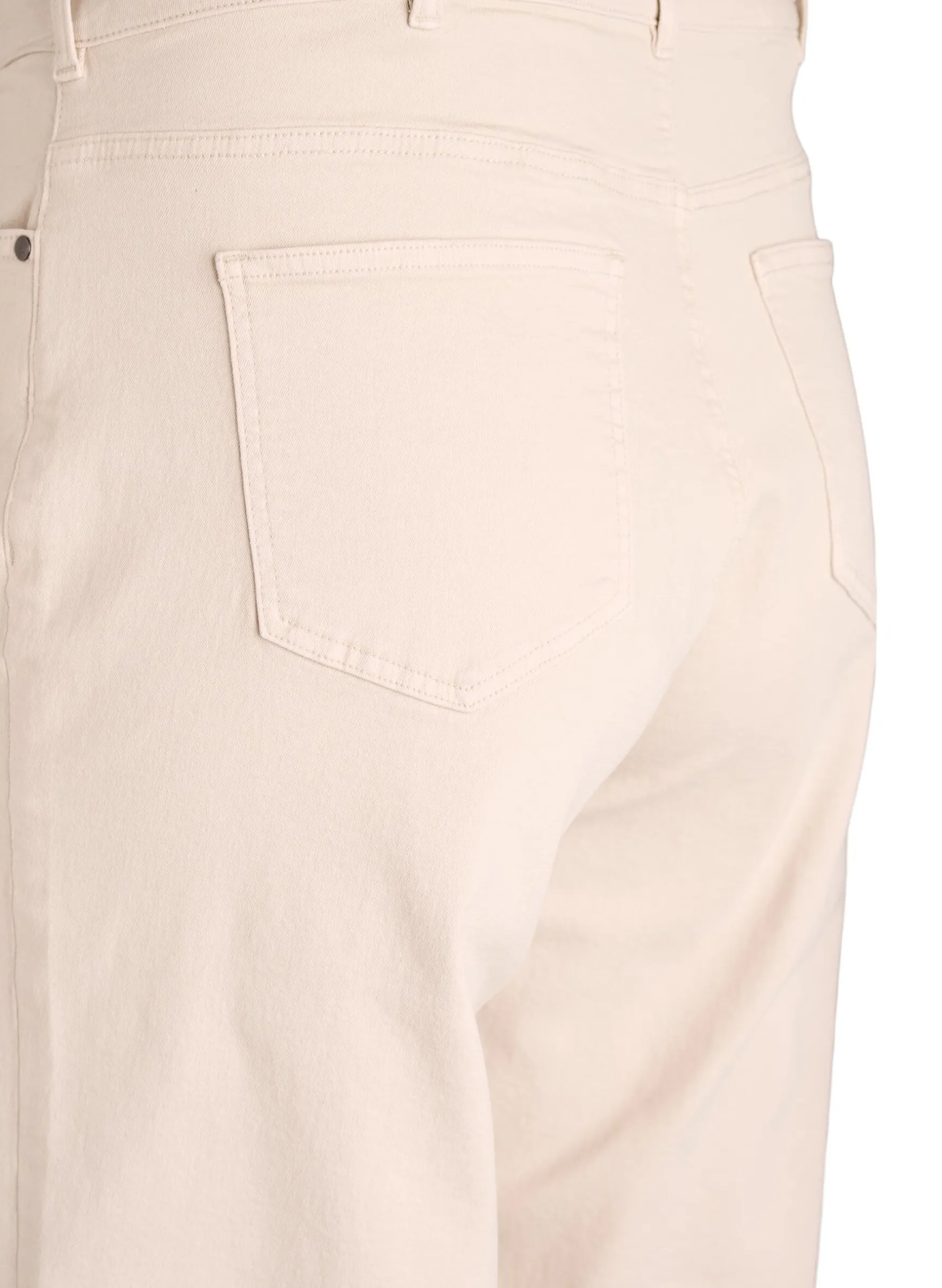 Farbige Myra Jeans mit weiter Passform und hoher Taille