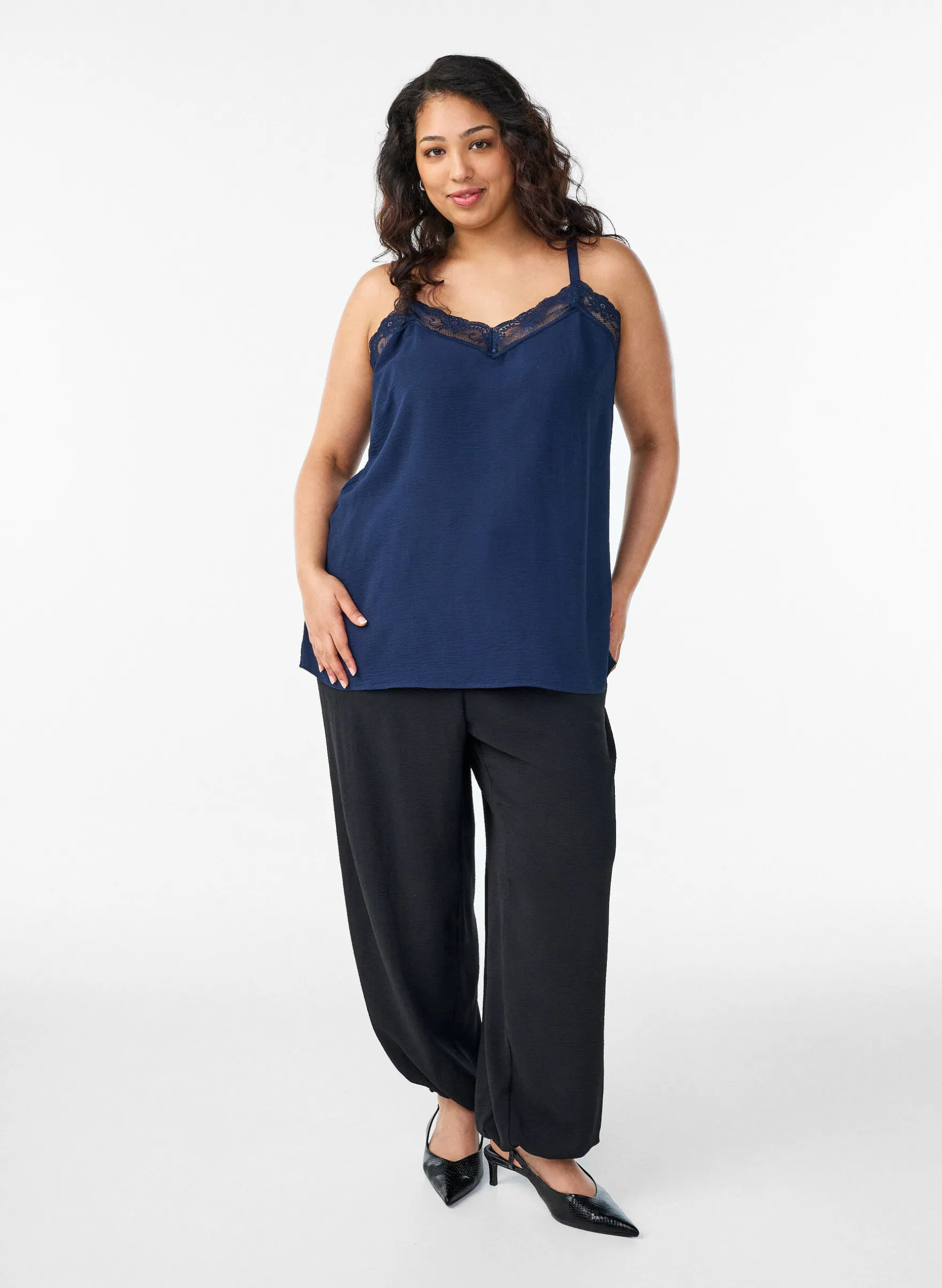 FLASH - Cami-Top mit V-Ausschnitt und Spitzen