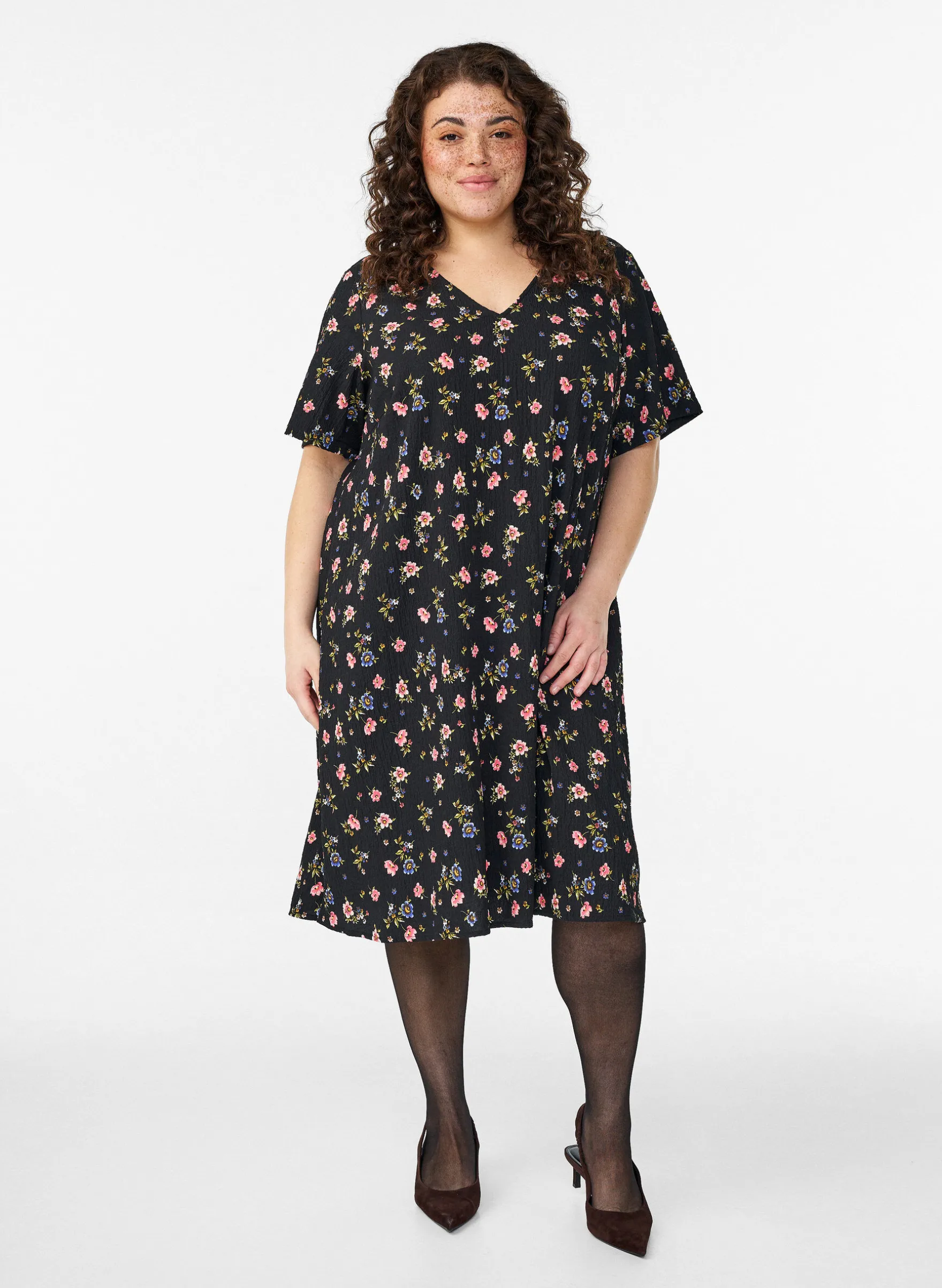 FLASH - Kleid mit kurzen Ärmeln und V-Ausschnitt