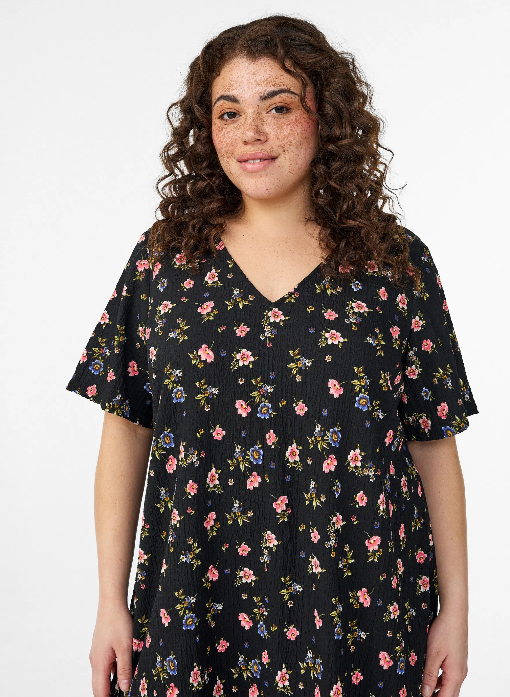 FLASH - Kleid mit kurzen Ärmeln und V-Ausschnitt