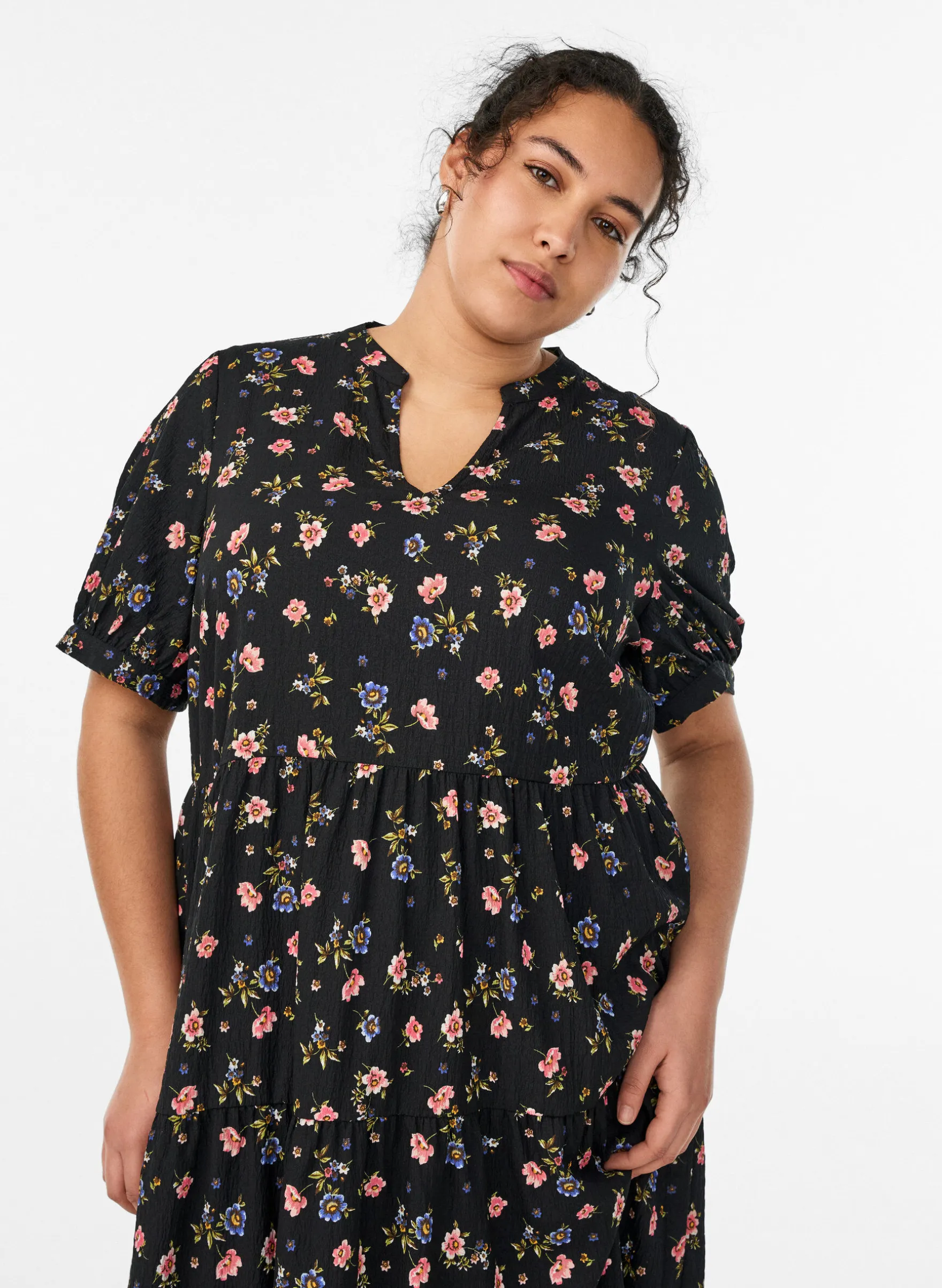 FLASH - Knöchellanges Kleid mit kurzen Ärmeln und gestuften Volants