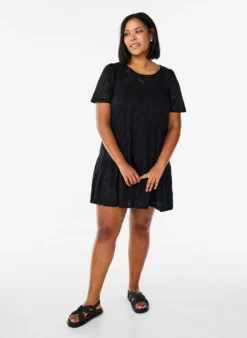 FLASH - Kurzes Jerseykleid mit Lochmuster