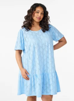 FLASH - Kurzes Kleid aus Jersey mit Lochstickerei