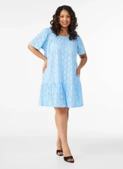 FLASH - Kurzes Kleid aus Jersey mit Lochstickerei