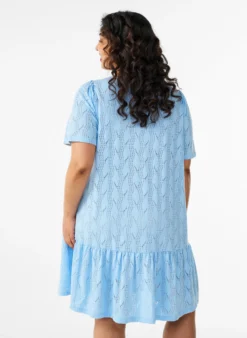 FLASH - Kurzes Kleid aus Jersey mit Lochstickerei