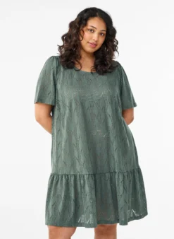 FLASH - Kurzes Kleid aus Jersey mit Lochstickerei