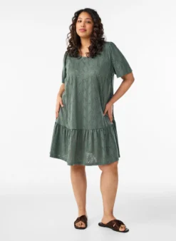 FLASH - Kurzes Kleid aus Jersey mit Lochstickerei