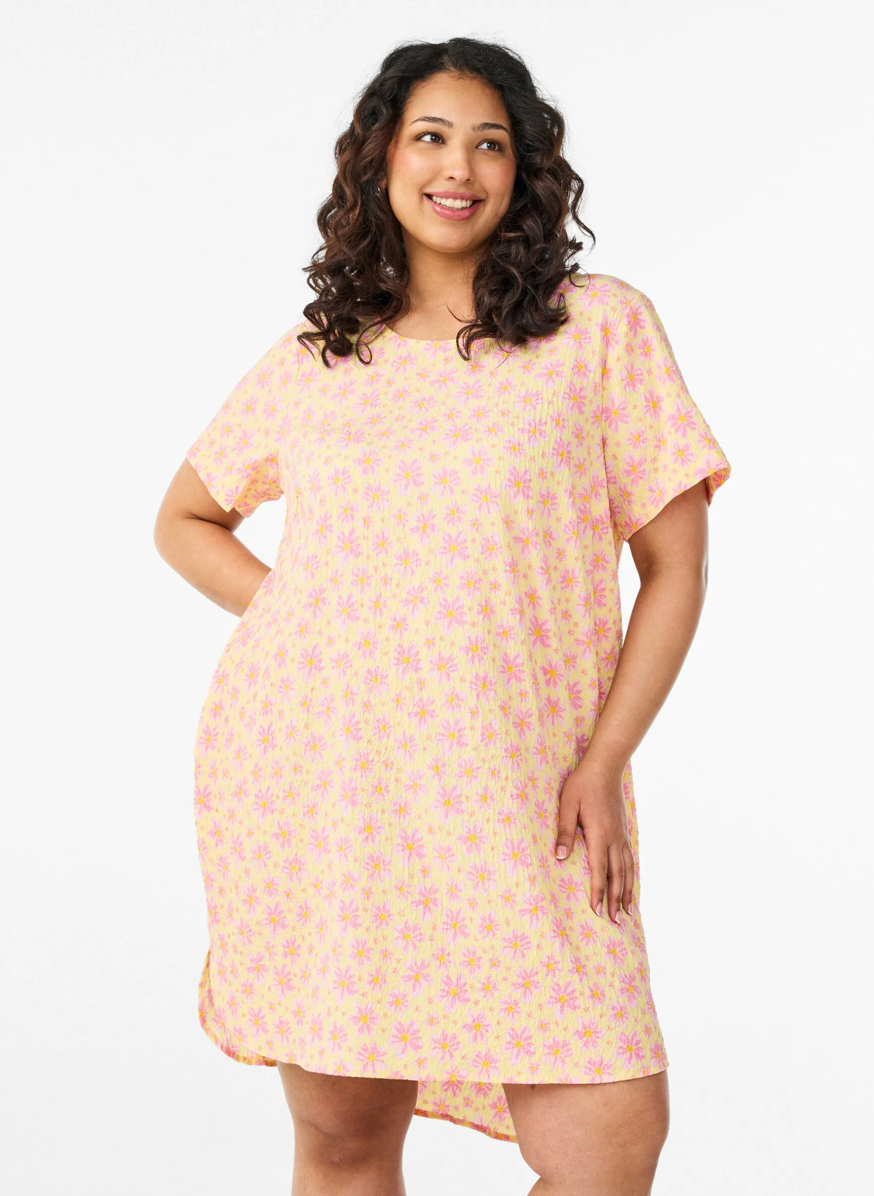 FLASH - Kurzes Kleid mit gecrinkelter Textur und kurzen Ärmeln