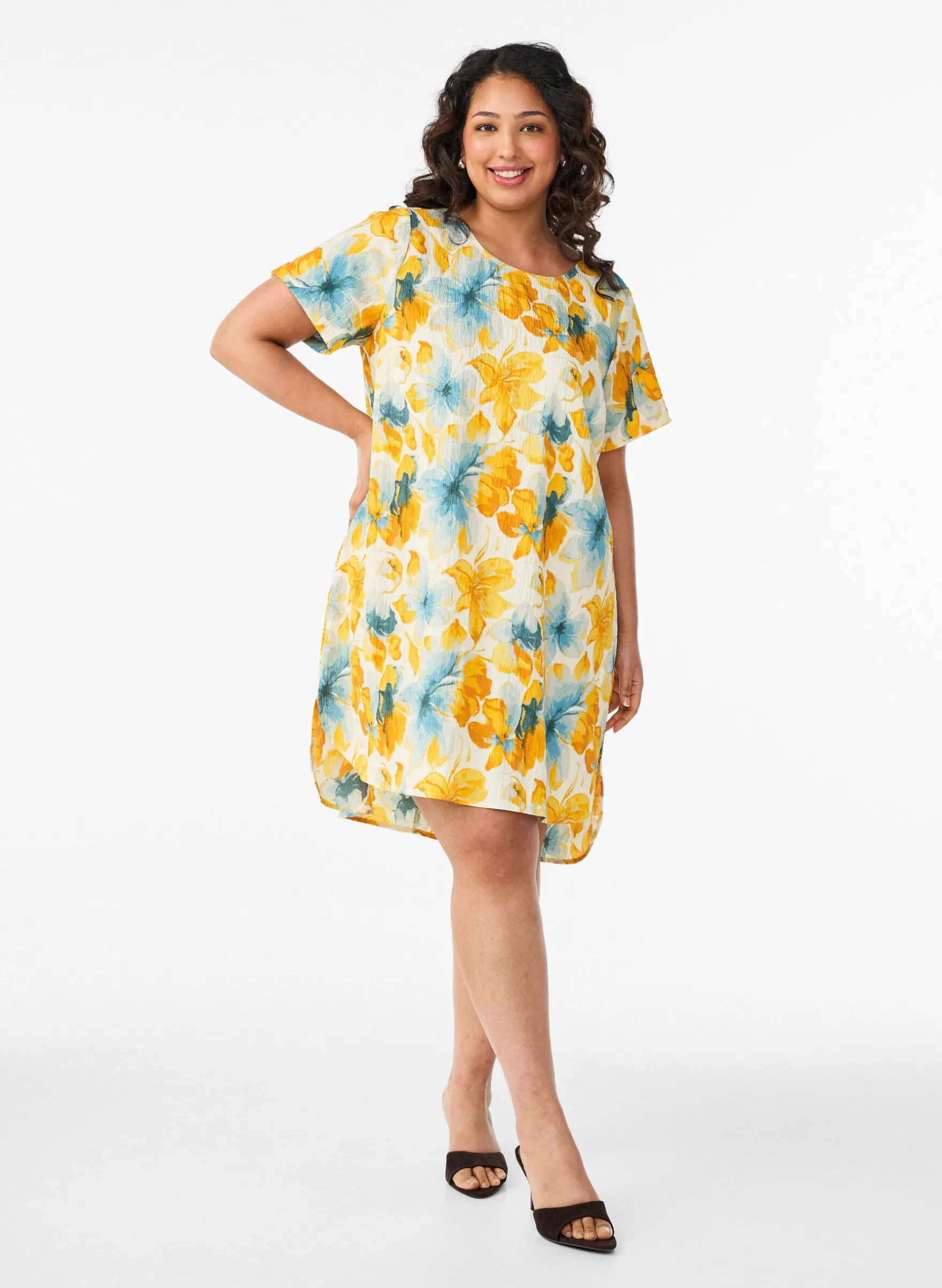 FLASH - Kurzes Kleid mit gecrinkelter Textur und kurzen Ärmeln