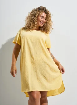 FLASH - Kurzes Kleid mit gecrinkelter Textur und kurzen Ärmeln
