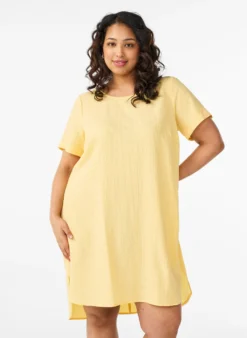 FLASH - Kurzes Kleid mit gecrinkelter Textur und kurzen Ärmeln