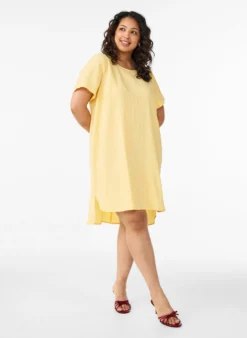 FLASH - Kurzes Kleid mit gecrinkelter Textur und kurzen Ärmeln