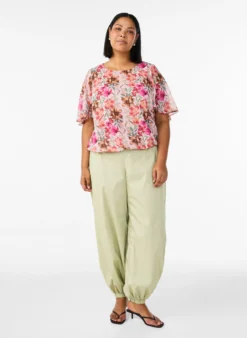 Geblümte Bluse mit kurzen Ärmeln und Smock-Details