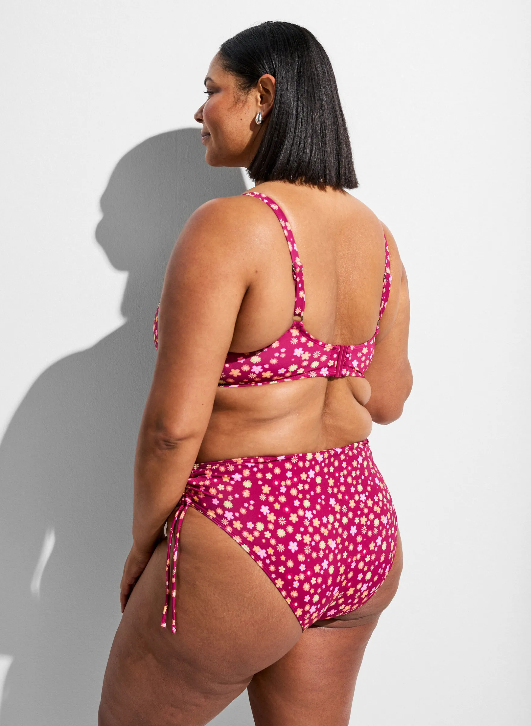 Geblümter Tai-Bikini-Slip zum Binden