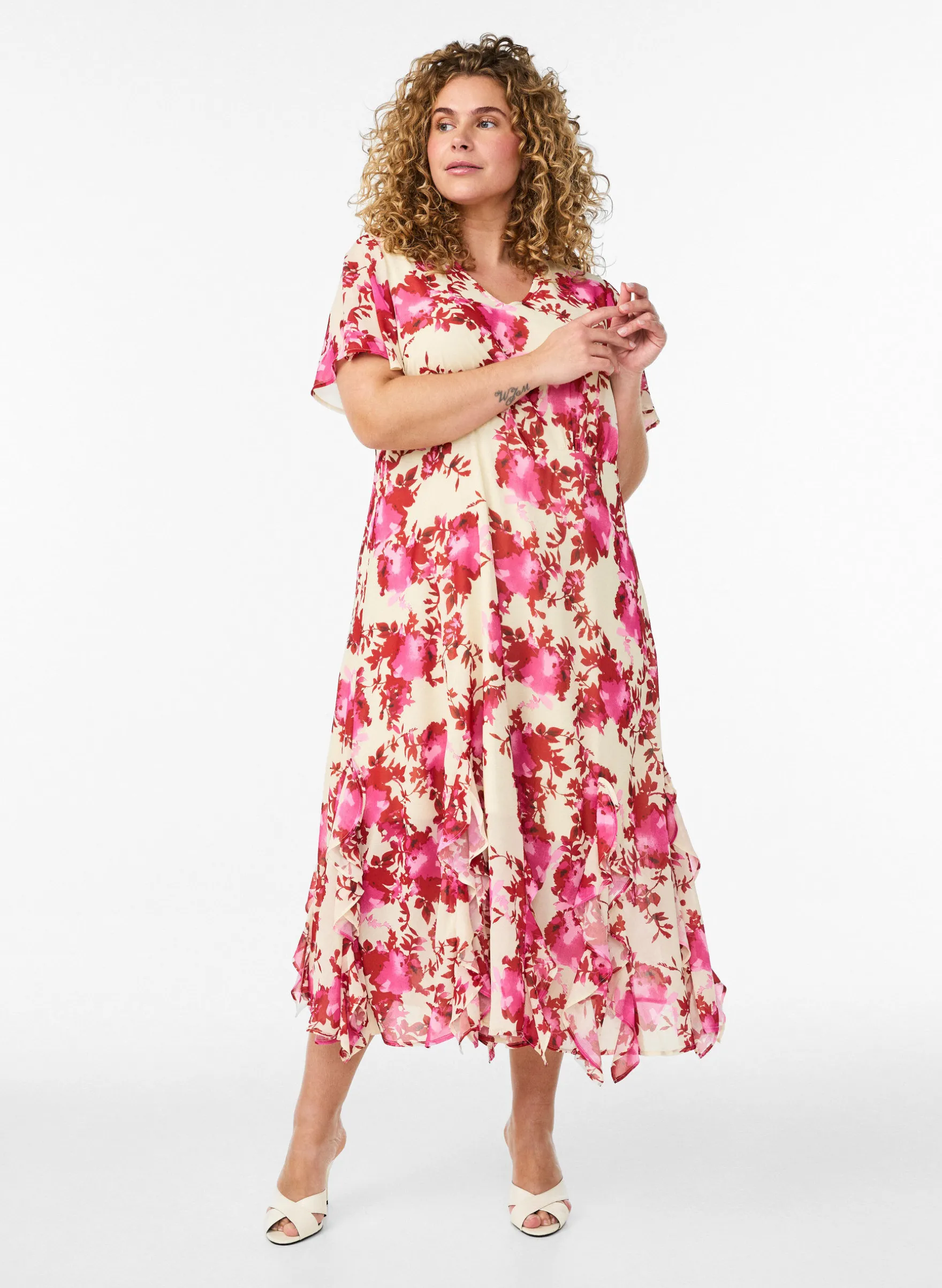 Geblümtes Kleid aus Chiffon mit Rüschendetails und V-Ausschnitt.