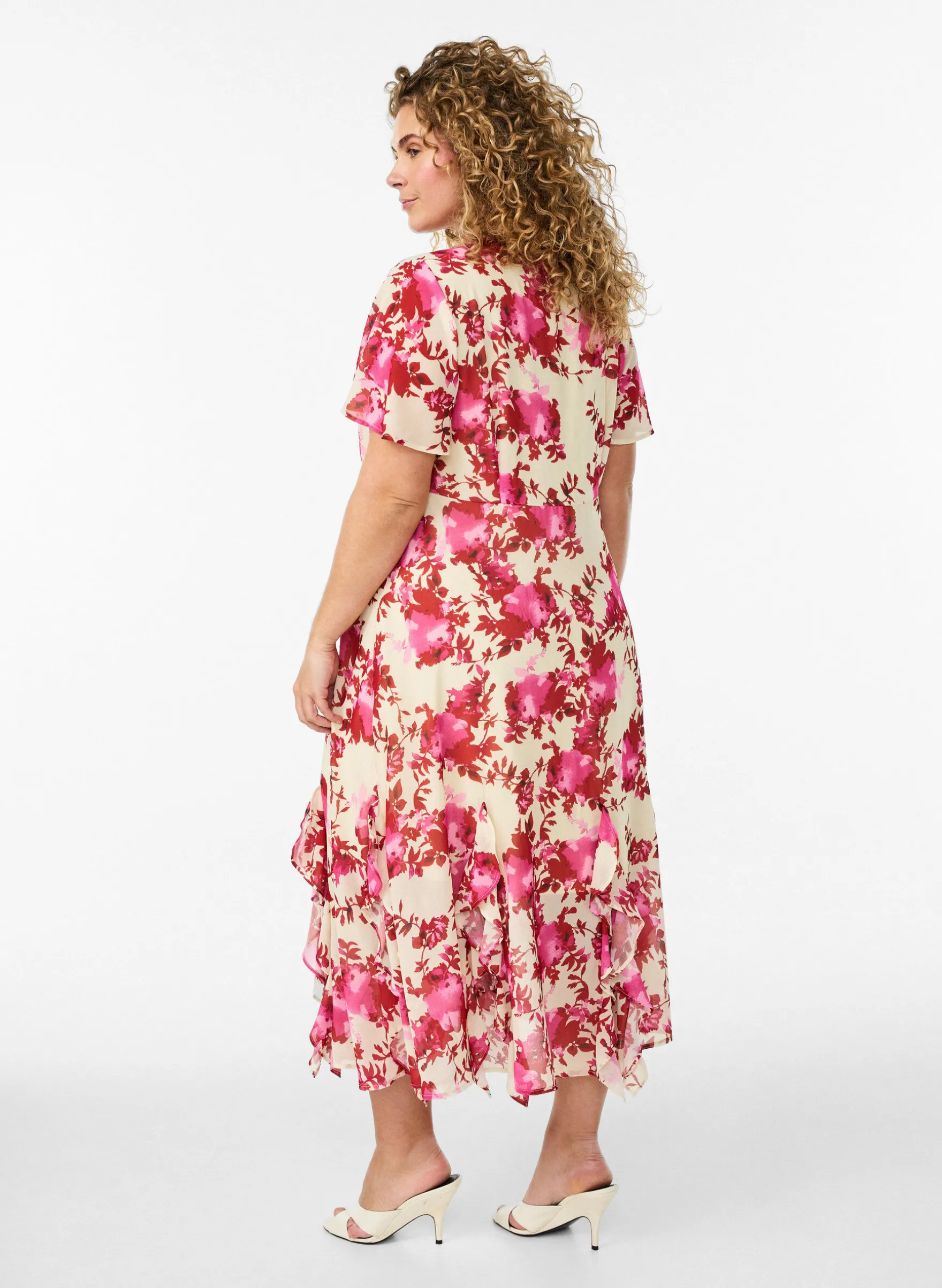 Geblümtes Kleid aus Chiffon mit Rüschendetails und V-Ausschnitt.