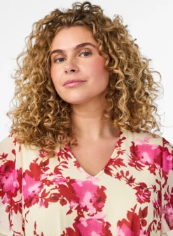 Geblümtes Kleid aus Chiffon mit Rüschendetails und V-Ausschnitt.