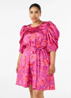 Geblümtes Kleid mit Puffärmeln und Bindegürtel
