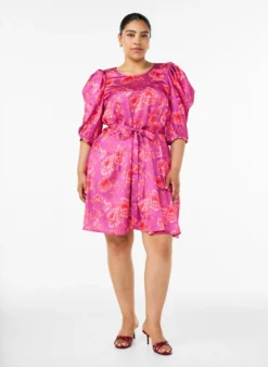 Geblümtes Kleid mit Puffärmeln und Bindegürtel