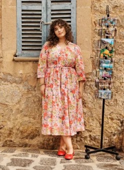 Geblümtes Midikleid mit Lochstickerei und Bindegürtel