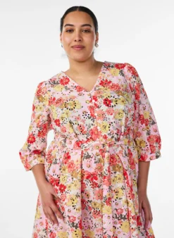 Geblümtes Midikleid mit Lochstickerei und Bindegürtel