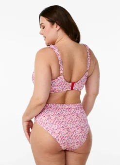 Geblümte Tai-Bikinislip mit gerafftem Saum