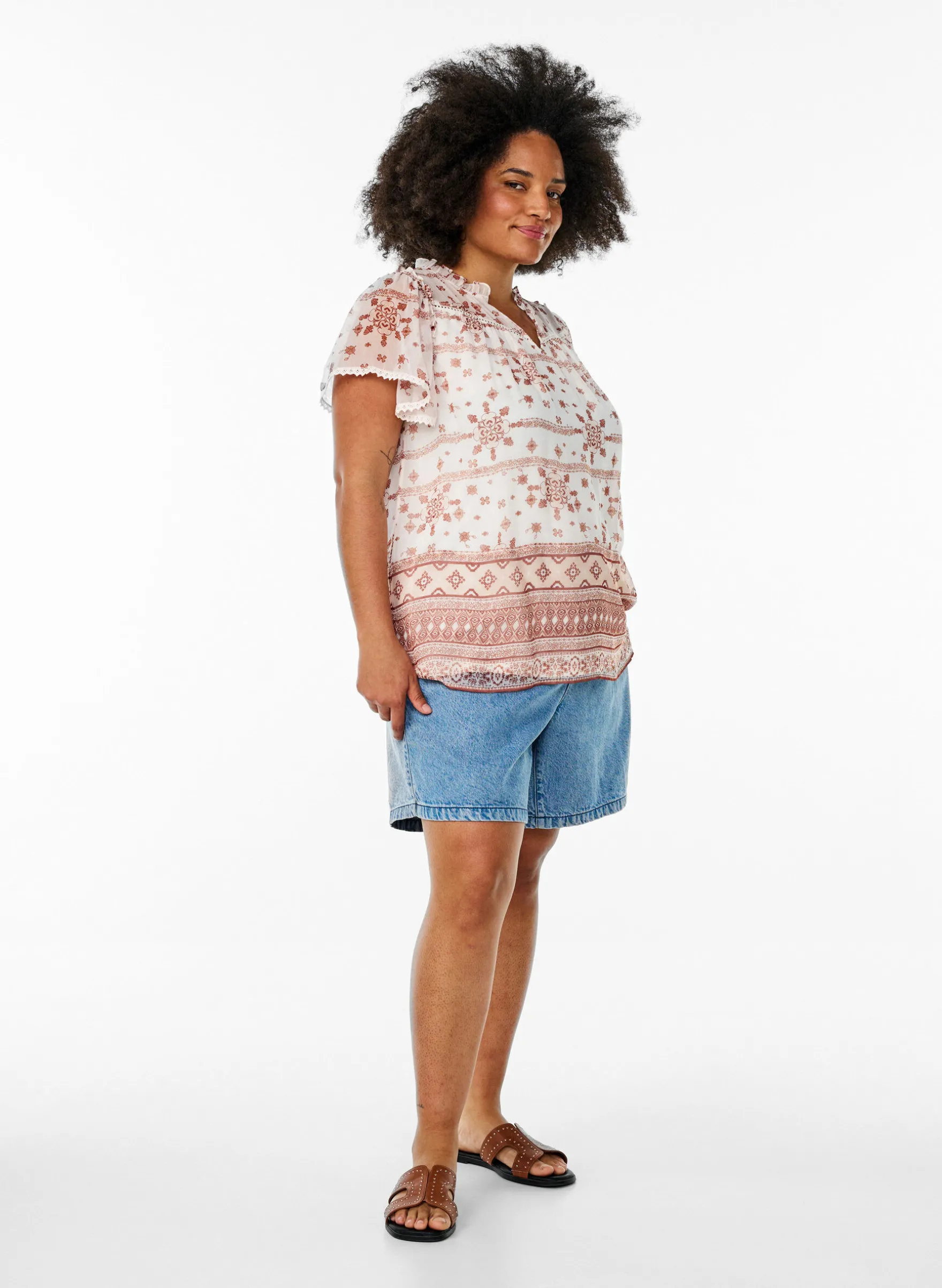 Gemusterte Bluse mit Rüschendetail und kurzen Ärmeln