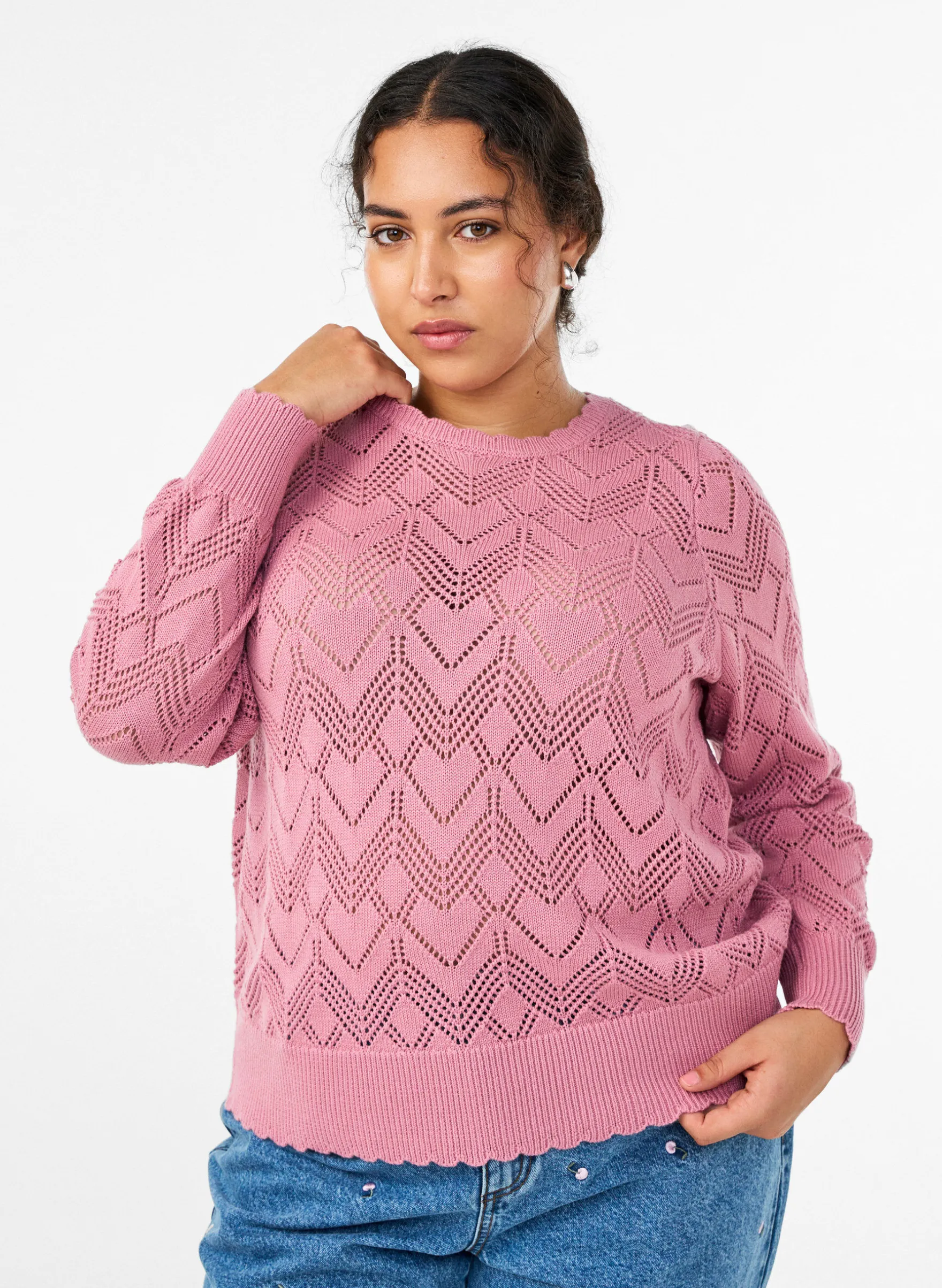 Gemusterte Strickbluse mit welligem Rand und Rundhalsausschnitt