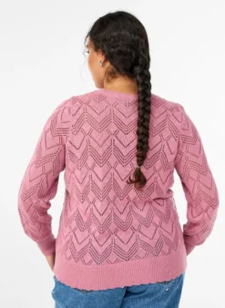 Gemusterte Strickbluse mit welligem Rand und Rundhalsausschnitt