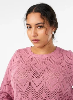 Gemusterte Strickbluse mit welligem Rand und Rundhalsausschnitt