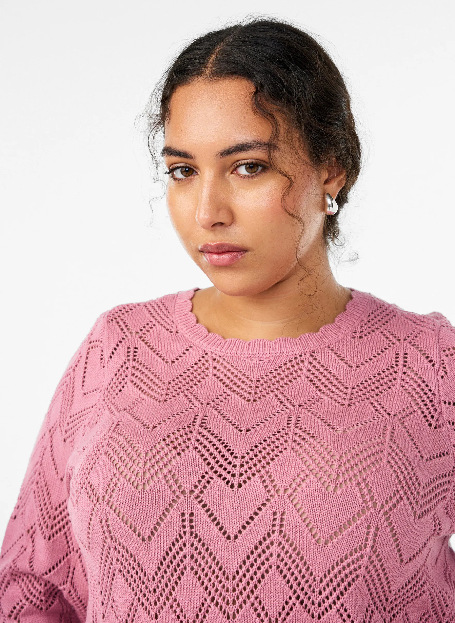 Gemusterte Strickbluse mit welligem Rand und Rundhalsausschnitt