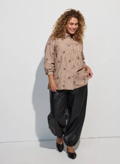 Gestreifte Bluse mit bestickten Blumen