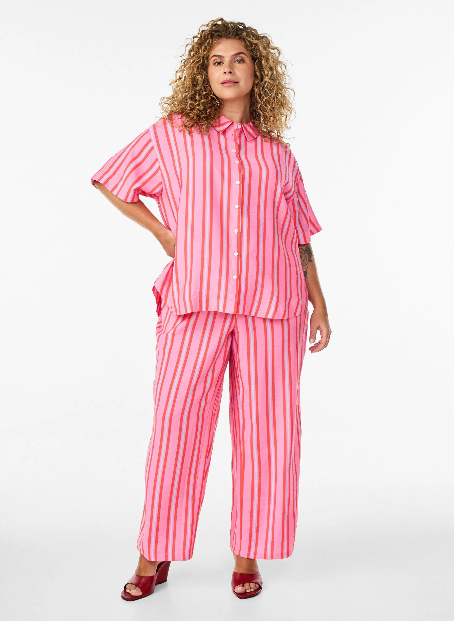 Gestreifte Hose mit hoher Taille und weiten Beinen
