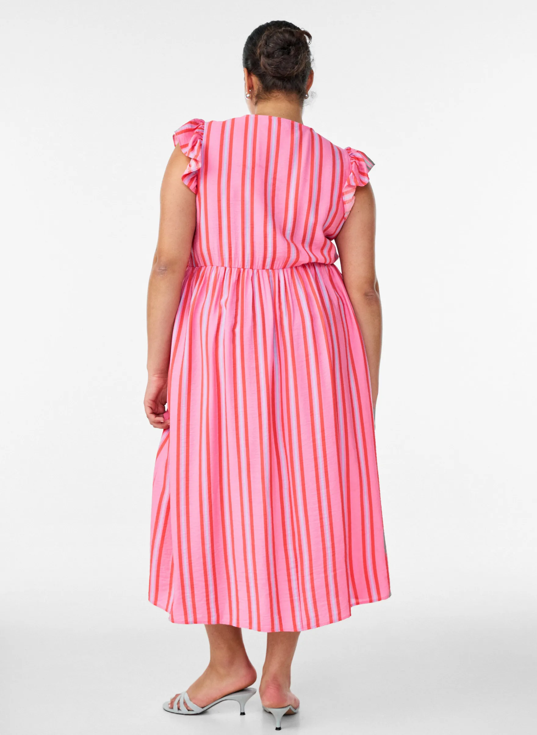 Gestreiftes Midikleid mit Empire-Schnitt und Rüschen