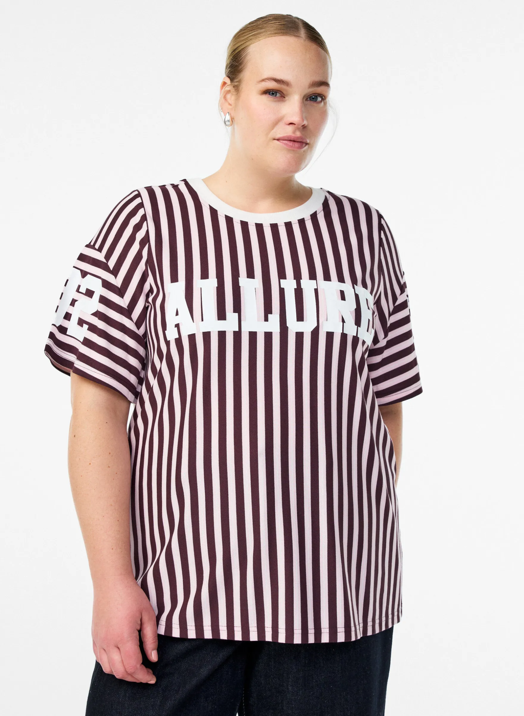 Gestreiftes T-Shirt mit sportlichem Design