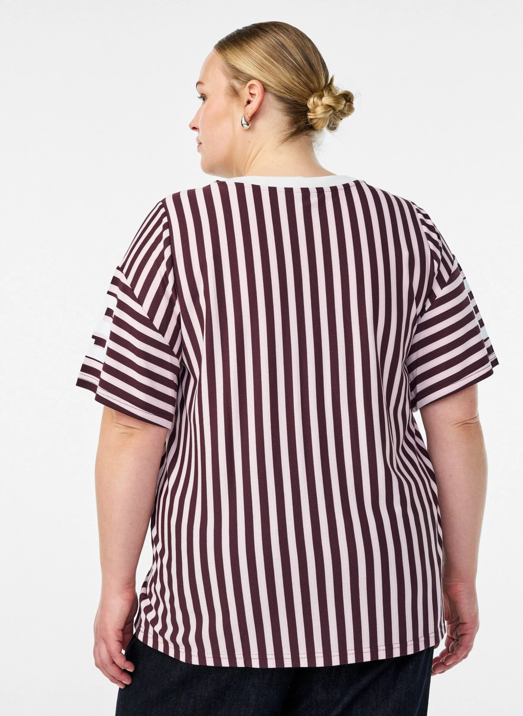 Gestreiftes T-Shirt mit sportlichem Design