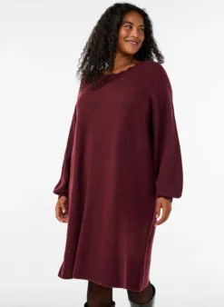 Gestricktes Minikleid mit gewelltem Saum und Schlitzen