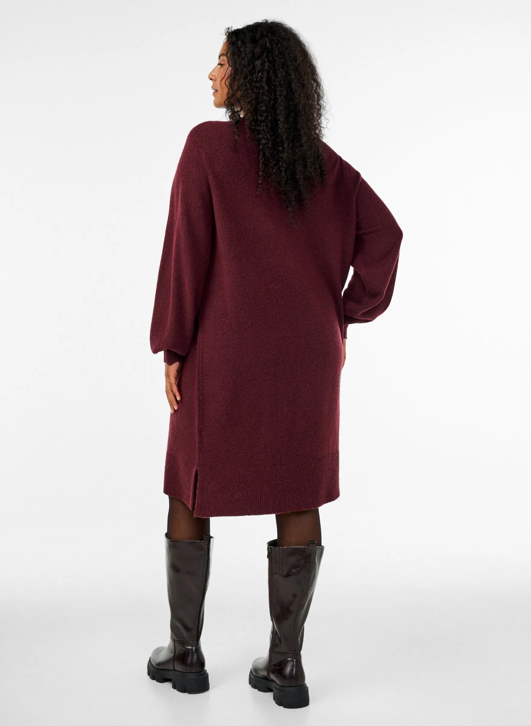 Gestricktes Minikleid mit gewelltem Saum und Schlitzen