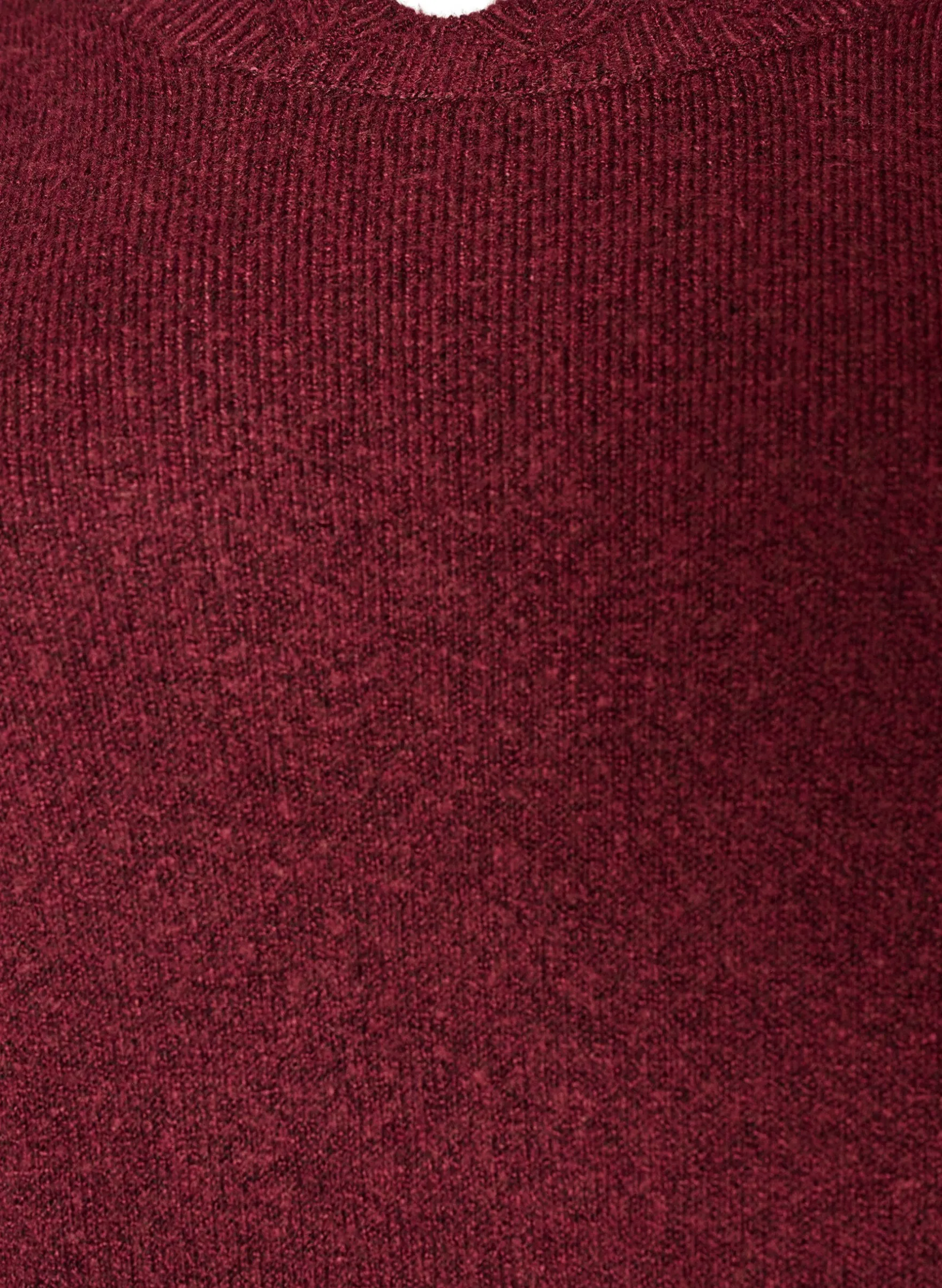 Gestricktes Minikleid mit gewelltem Saum und Schlitzen