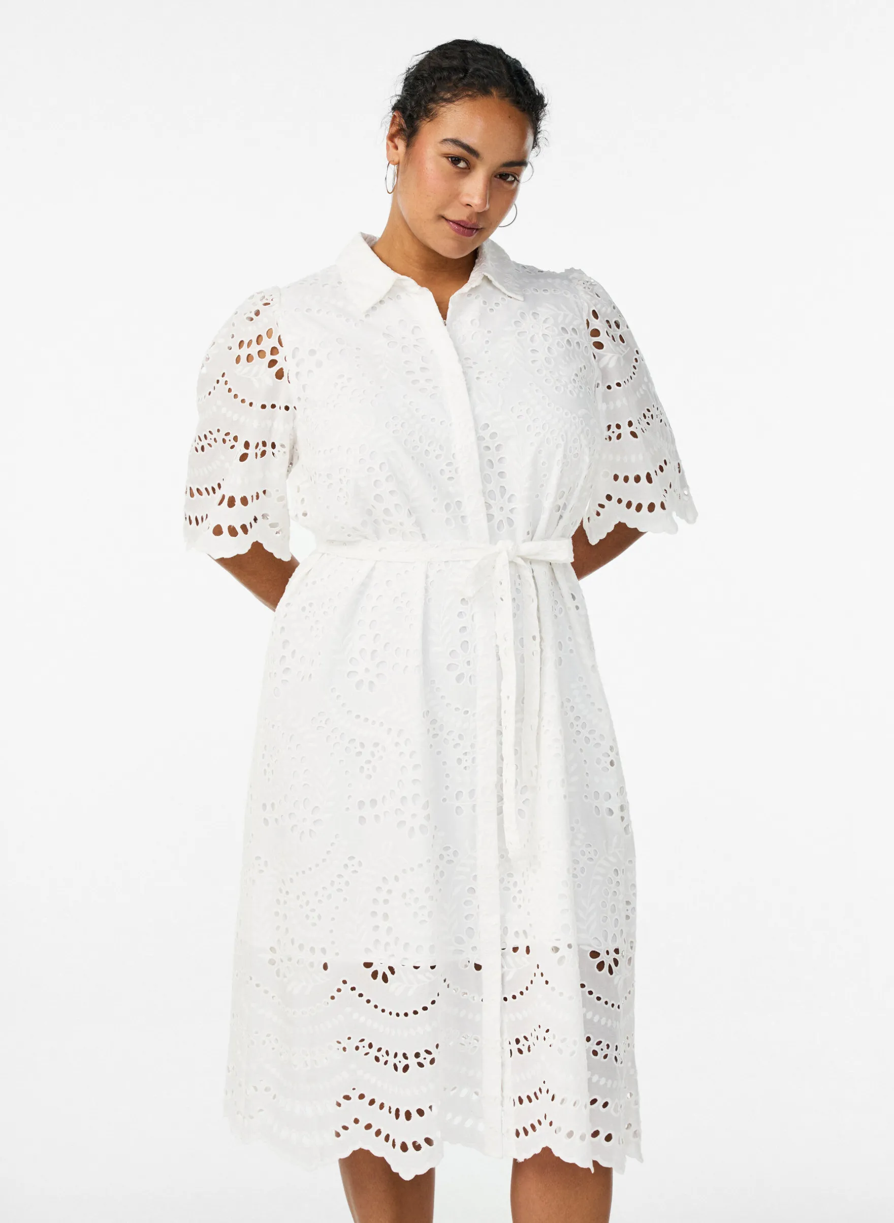 Hemdblusenkleid aus Broderie Anglaise mit Bindegürtel