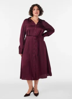 Hemdblusenkleid aus Satin mit einem Bindegürtel