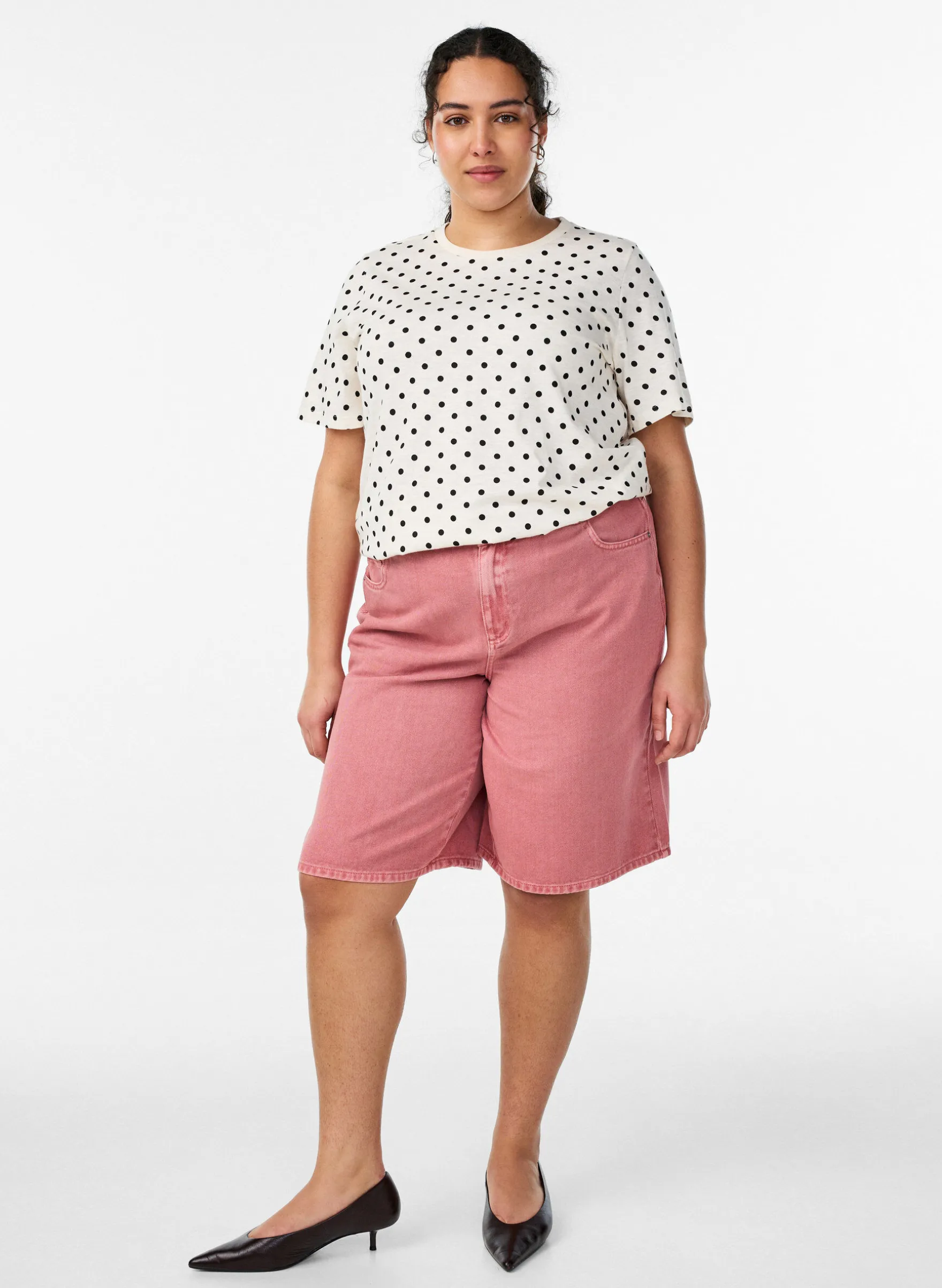 Hoch taillierte Bermudashorts aus farbigem Denim