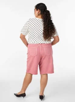 Hoch taillierte Bermudashorts aus farbigem Denim